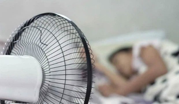 Directing the fan at your head can cause peripheral blood deficiency, leading to headaches.