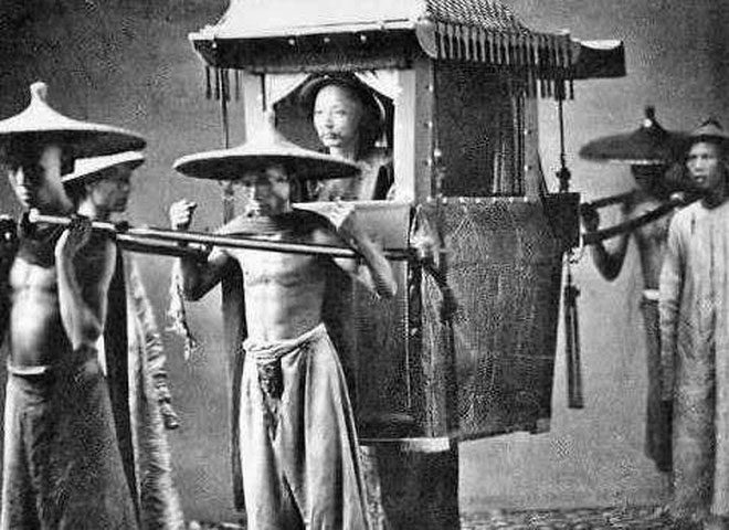 Palanquin bearers at the end of the Qing Dynasty