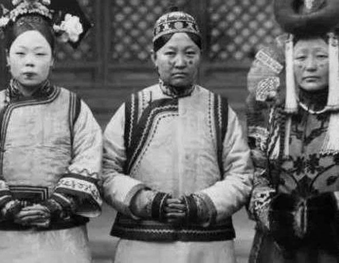 Women from the Xalxa Mongol ethnic group during the Qing Dynasty, looking very strong.