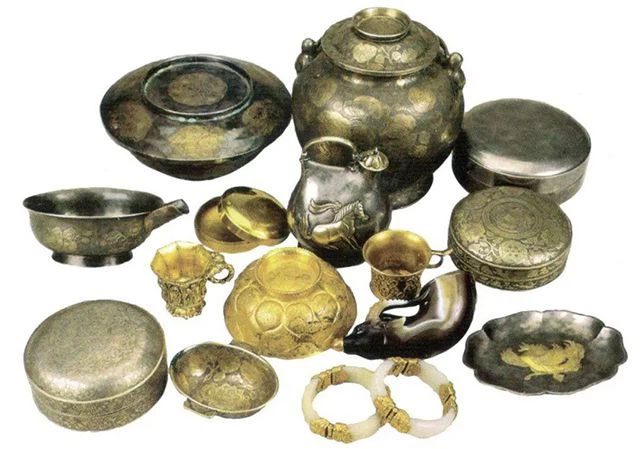 Funerary items discovered in the tomb.