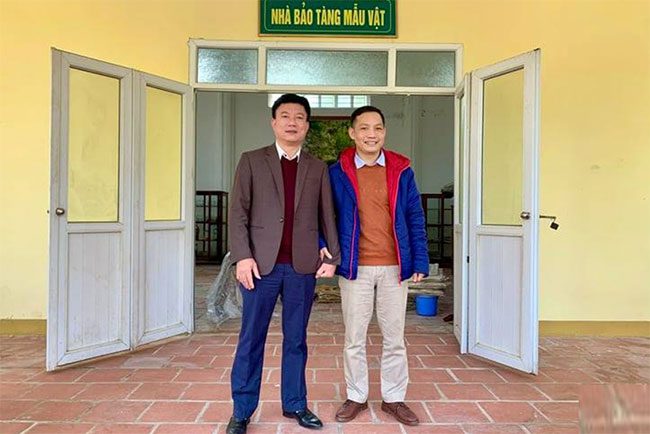 Director Nguyễn Danh Kỳ (left) and Dr. Phan Quốc Toản