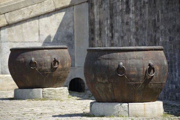 The designs on the water vats changed through the dynasties