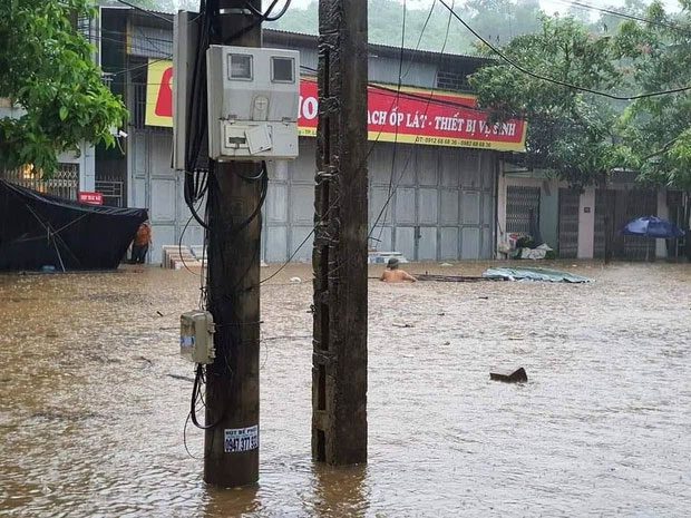 Many residents attempted to evacuate their belongings