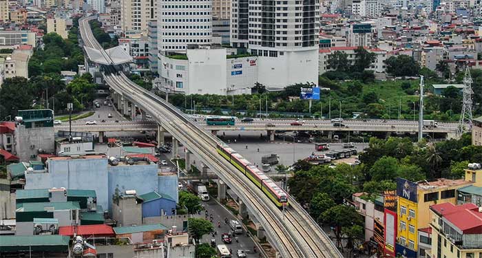 The train travels along Xuân Thủy towards S8 Station (Cầu Giấy).
