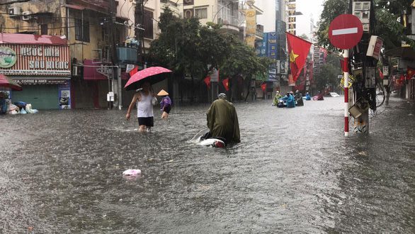 Many vehicles stalled due to streets flooded over half a meter