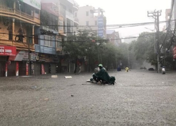 duong pho ngap nang do mua lon 650