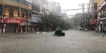 duong pho ngap nang do mua lon 650