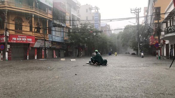 Heavy rain turns numerous streets in Hai Phong into rivers on August 26