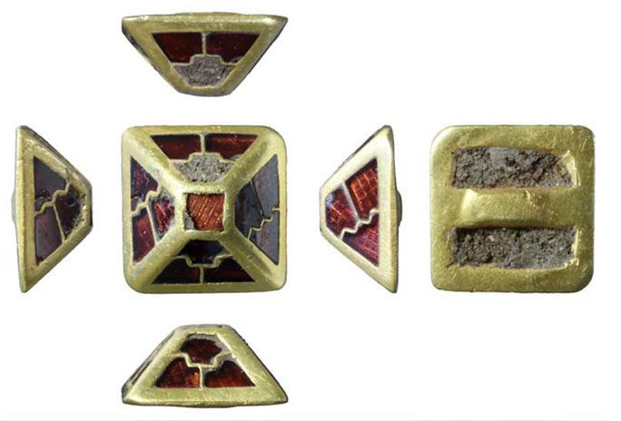 Close-up of the "pyramid" adorned with a sword belt