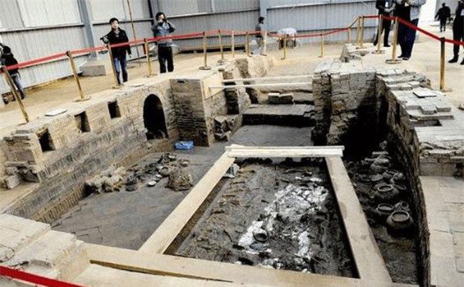 Scene of the excavation of Sui Yangdi's tomb.