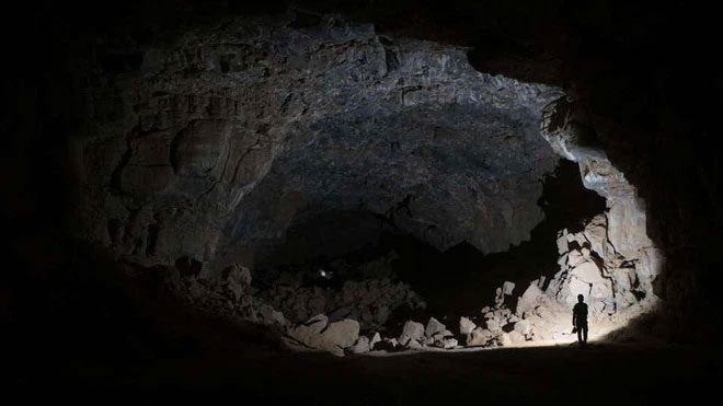 Opening in the Umm Jirsan lava tube