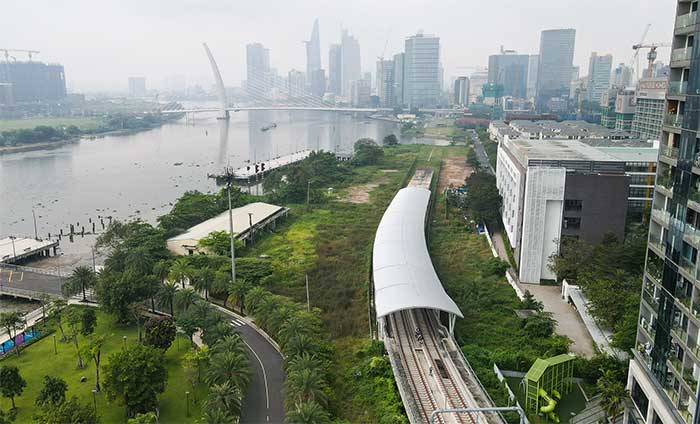 The connection point between the underground and elevated tracks along the Saigon River has completed the installation of a sealed roof