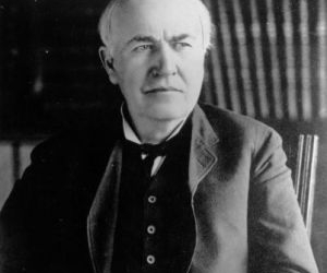 29 11 1877 thomas edison unveils his first invention the hand cranked phonograph 67164