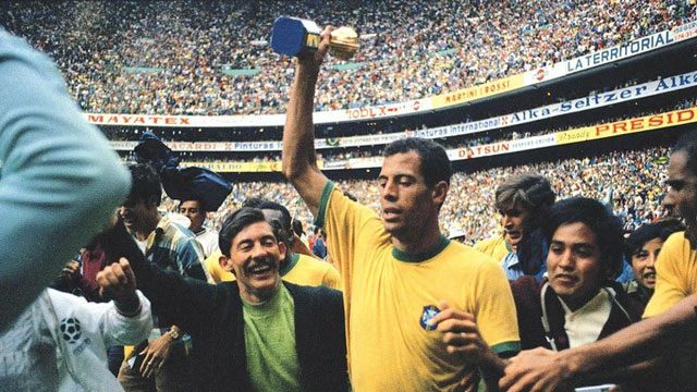 Carlos Alberto proudly raises Brazil's third consecutive gold cup