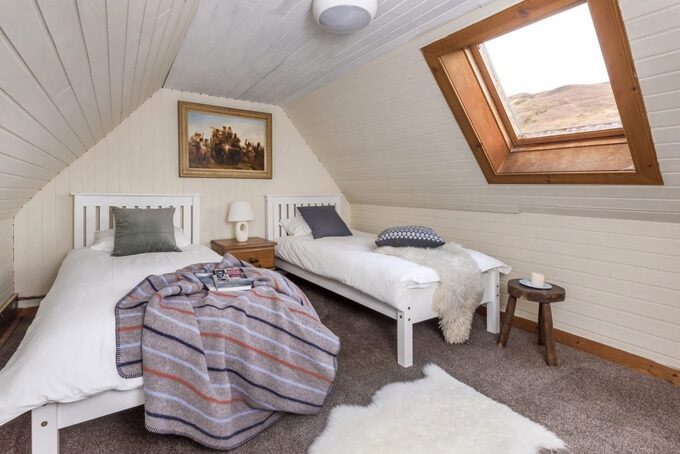 The lodge can accommodate up to 18 people, with 5 bedrooms including bunk beds and single beds.