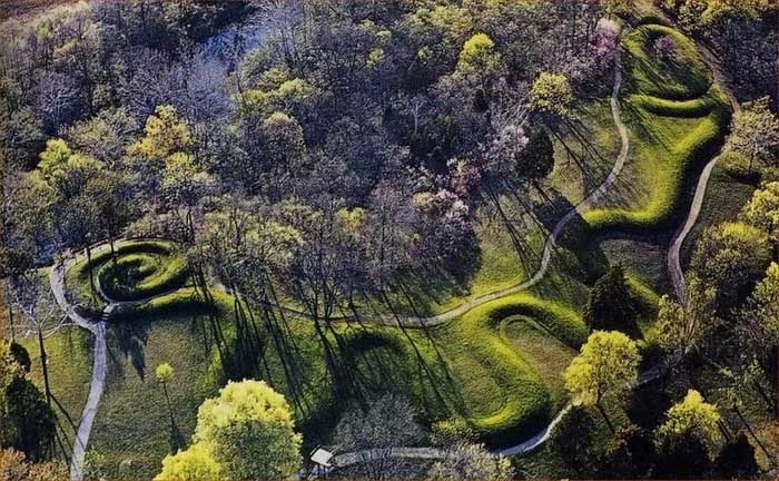 The entire structure of the serpent mound is divided into three parts with a snake-like shape.