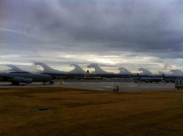 Strange tsunami-like clouds in the sky