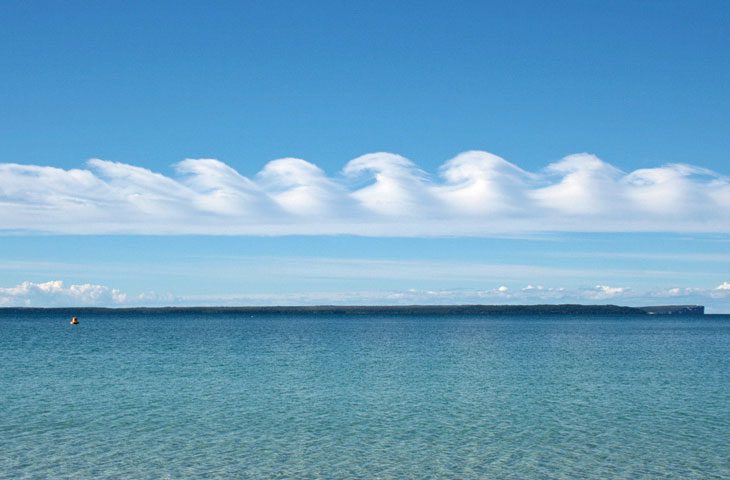 Strange tsunami-like clouds in the sky