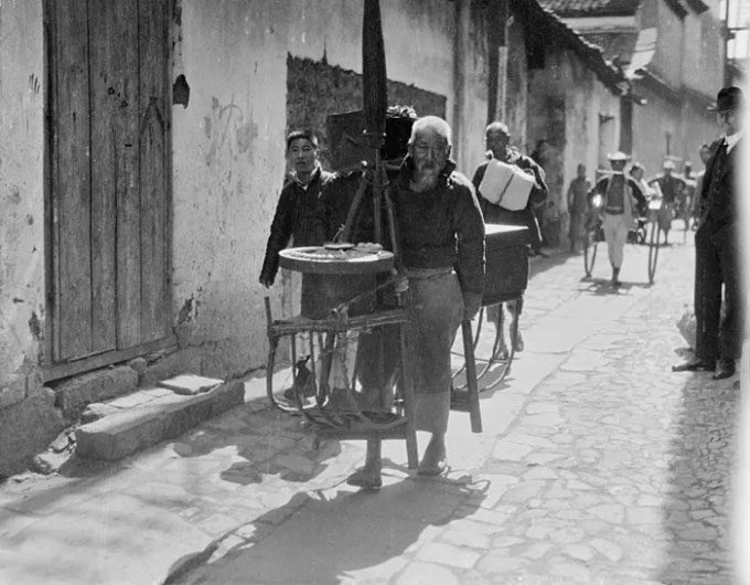 Laborers on the streets of Hangzhou.