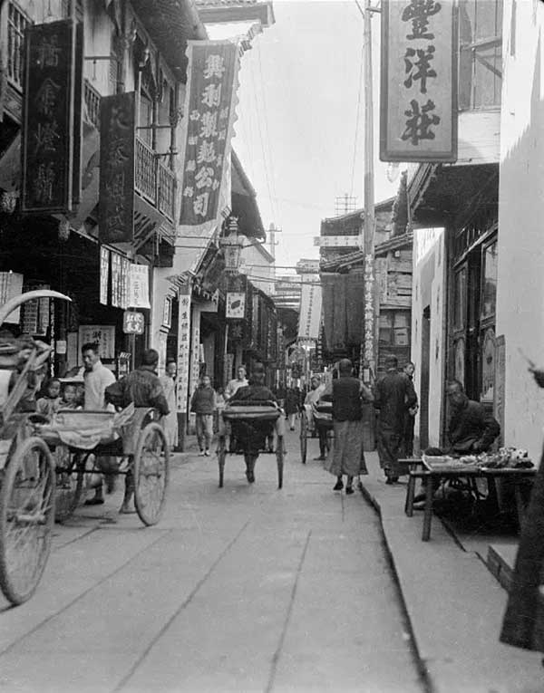 A bustling trading street in Hangzhou.