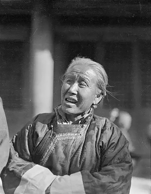 A woman shopping, taken around 1917-1919.