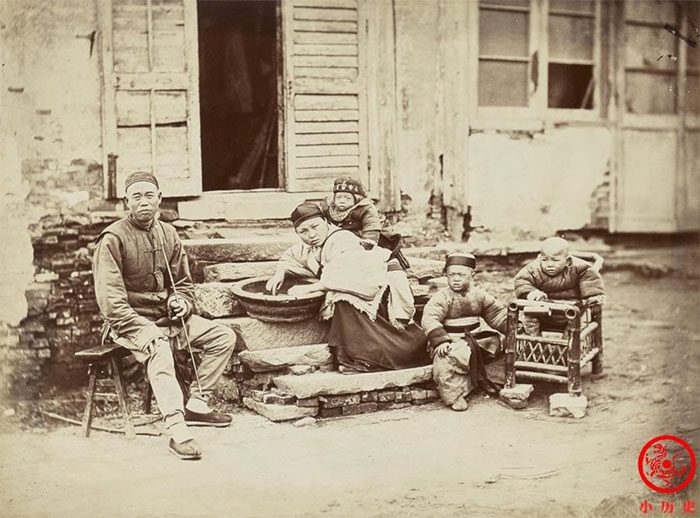 A large family of commoners. Photo taken after 1862.