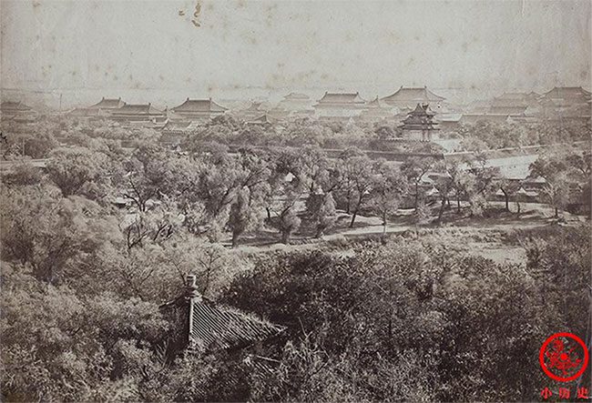 A photograph of the Forbidden City taken from White Pagoda Hill in 1860.