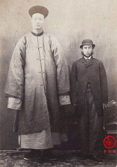 A photograph of the Chinese giant Chang Cheh and a Western man in 1864.