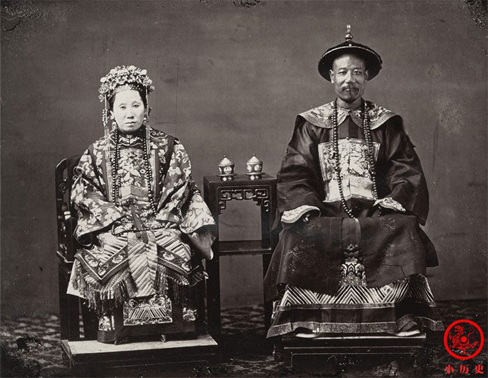 An official in Guangzhou poses for a photo with his wife in a studio.