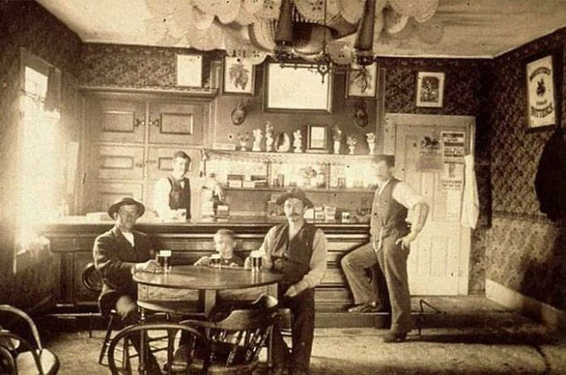 A tavern allowing children to drink their own size beers, Wisconsin (USA), 1890