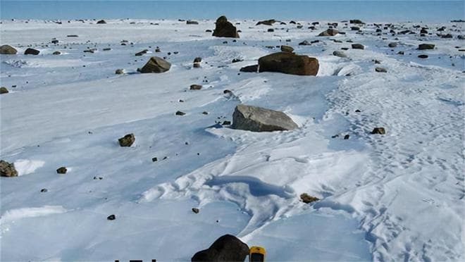 The collapse of giant cracks in Antarctica may lead to the collapse of ice shelves.