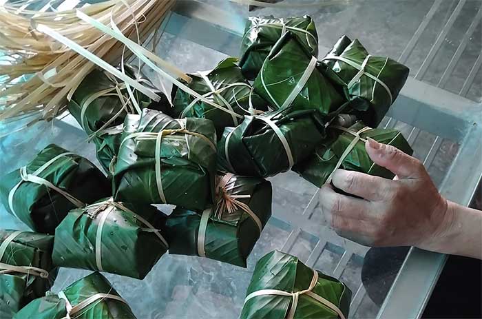 People in Nghệ An wrapping sticky rice cakes to assist flood victims in the North