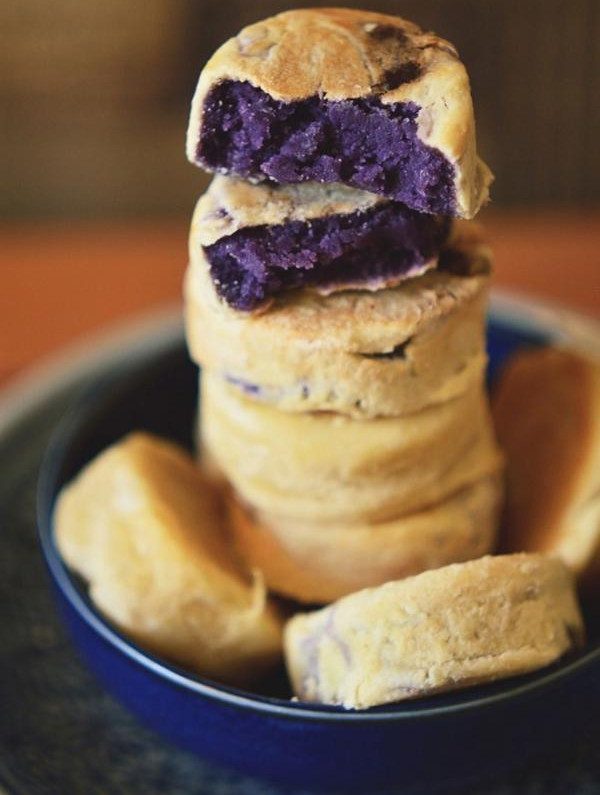 There are many versions of hopia such as: hopiang mungo (green bean baked cake), hopiang baboy (pork baked cake)