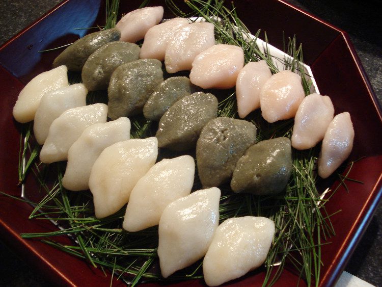 Steamed Songpyeon is placed on fresh pine leaves to maintain its shape and add a unique flavor.