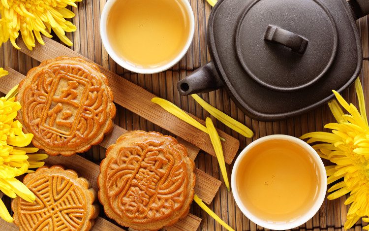 Chinese mooncakes are typically round, symbolizing "reunion", a meaning that dates back to the Ming Dynasty.