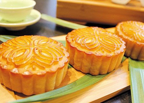 Mooncakes in China only include baked varieties, without the sticky type as in Vietnam.