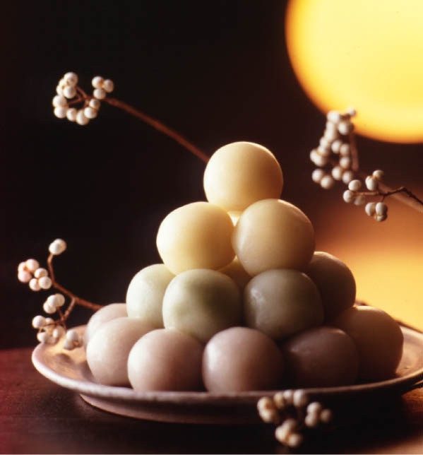 Next to the "cake tower" is a vase of susuki grass and some other fruits can also be displayed.