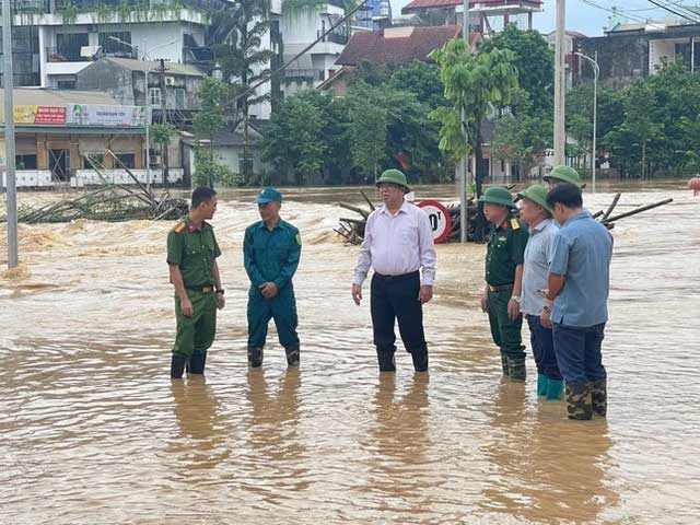 Cao Bang Provincial Secretary Tran Hong Minh (center) inspects flood prevention efforts.