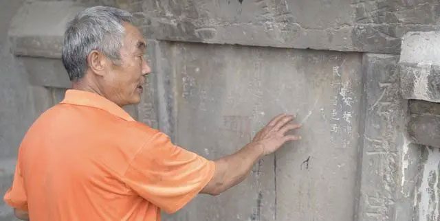 The stone tablet near the bridge records the year of construction and the names of those who contributed to the construction costs.