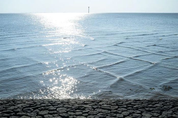 Square waves (cross sea) occur when two wave systems move toward each other at an oblique angle.