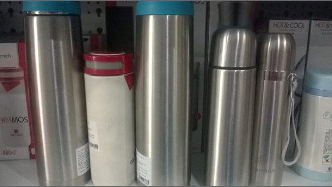 Carefully observe and compare the weight between different thermos bottles.