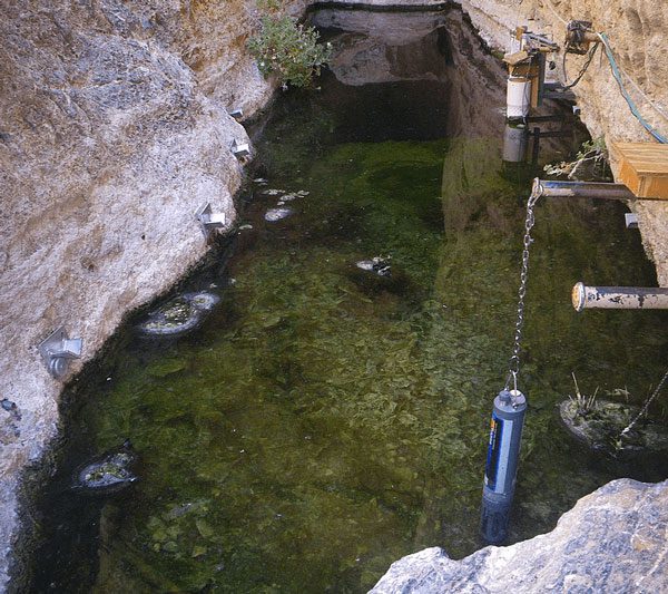 Water level measuring devices placed in Devil's Hole to monitor fluctuations in the habitat of the Devil's Hole pupfish. (Photo: Baidu)