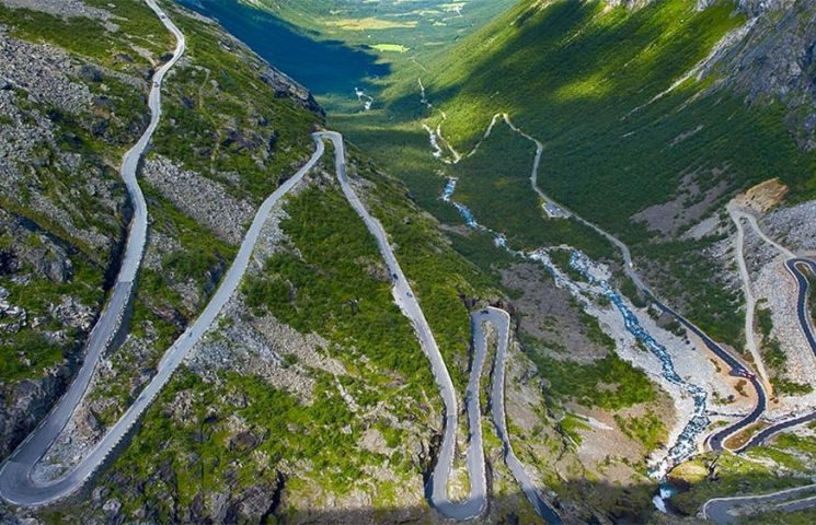 Karakoram Highway connects two regions of Pakistan and China.