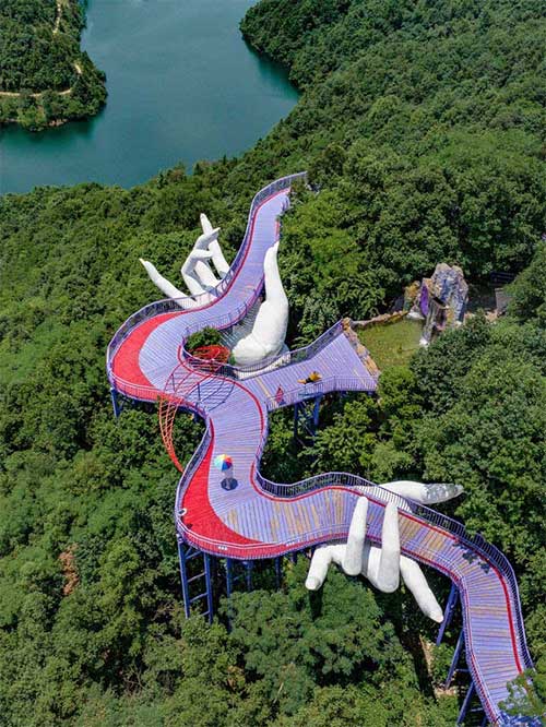 The dreamy purple hand bridge in Zhejiang, China.