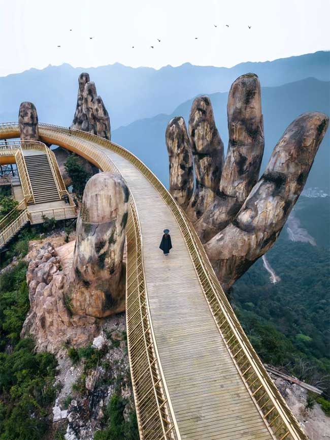 The Tianguan Buddha Bridge resembles the Golden Bridge in Vietnam.