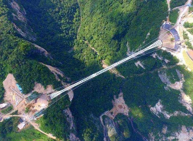 Cable-stayed bridge using just four sets of cables, without supports or suspenders, spanning the Dadong River canyon.