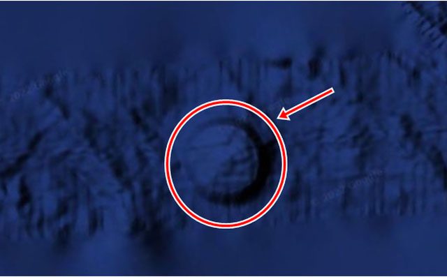 Strange symbols and a dome-like circular structure on the ocean floor