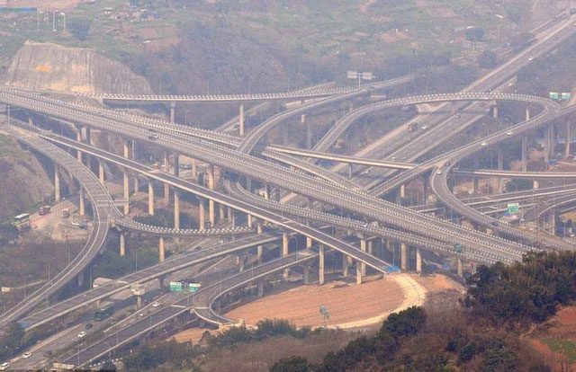 This bridge is built based on the complex terrain of Chongqing.