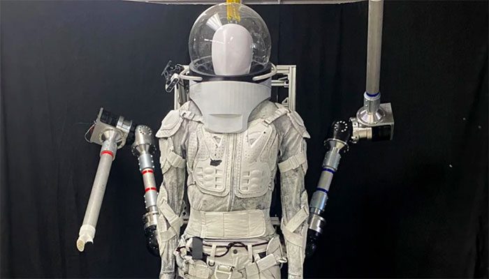 Two auxiliary limbs can help astronauts easily get back up when they fall