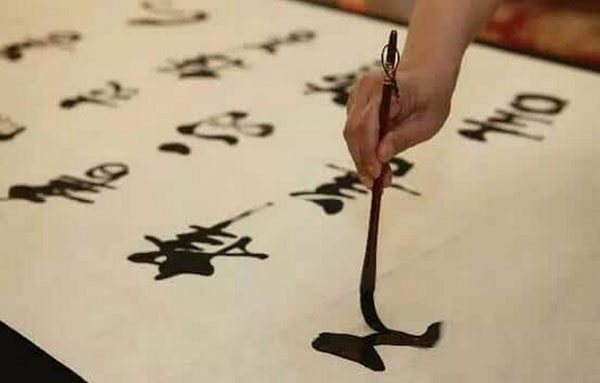 After the Xinhai Revolution, the order of writing Chinese characters changed.